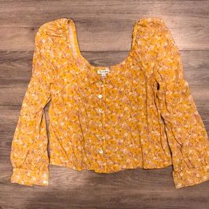 Cute summer crop blouse.